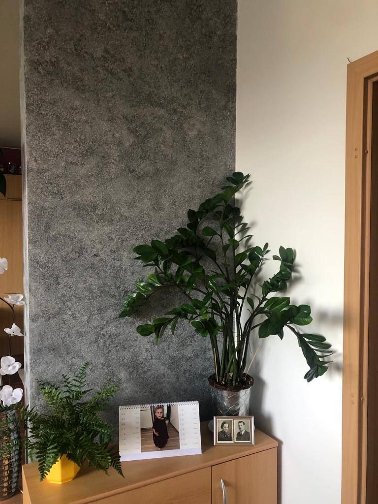 Dekorativní stěrky – betonová stěrka na nosném sloupu v obývacím pokoji