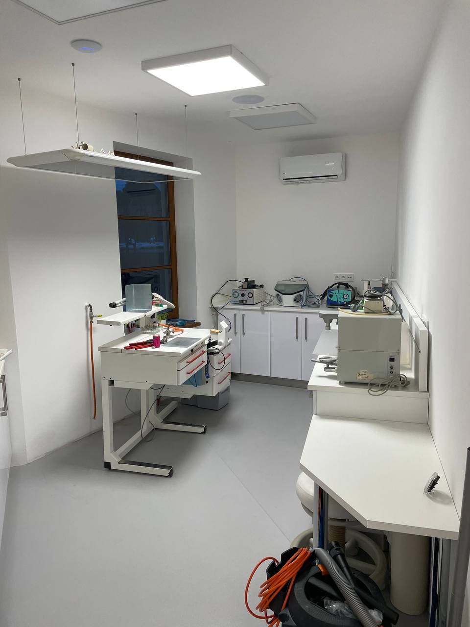 Zubní laboratoř s čerstvě vymalovanými stěnami